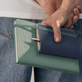 Carica l'immagine nel visualizzatore della galleria, Moleskine Agenda 18 Mesi Settimanale Notebook - Large, Verde Salvia, Copertina rigida, 2027