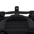Carica l'immagine nel visualizzatore della galleria, Zaino Lindby All Black – Stile roll-top flessibile e dinamico