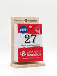 Carica l'immagine nel visualizzatore della galleria, Calendario Filosofico 2027 - A6 Piccolo 10x14 cm con Supporto in Legno