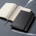 Carica l'immagine nel visualizzatore della galleria, Moleskine Agenda 18 Mesi Settimanale Notebook - Large, Nero, Copertina rigida, 2027
