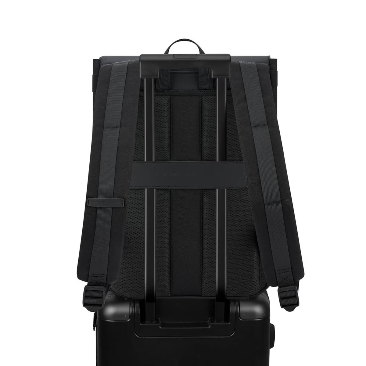 Zaino Fyn All Black – Essenzialità urbana e stile moderno
