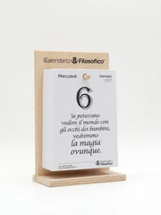 Calendario Filosofico 2027 - A6 Piccolo 10x14 cm con Supporto in Legno