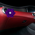 Carica l'immagine nel visualizzatore della galleria, Car Flower Melograno Viola ambientata in auto
