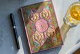 Carica l'immagine nel visualizzatore della galleria, Agenda 2027 Paperblanks 12 Mesi Mini Flexi Settimanale - Mimosa (Poesia in Fiore)
