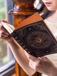 Carica l'immagine nel visualizzatore della galleria, Agenda 12 Mesi 2027 Paperblanks Midi Giornaliero - Ombre di Navarra (Fourth Wing)
