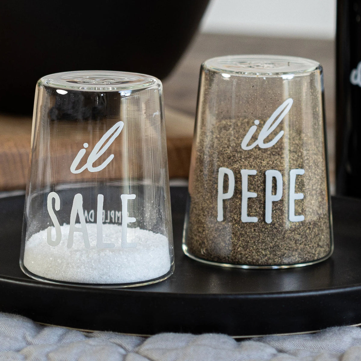 Simple Day Set Sale e Pepe Il sale Il pepe ambientato