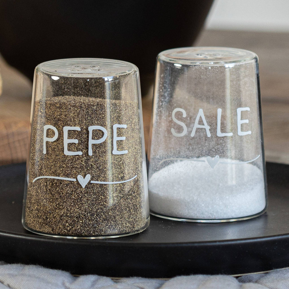 Simple Day Set Sale e Pepe in vetro ambientato
